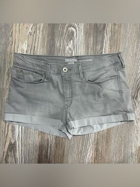 NWOT Women’s Denizen from Levi's Gray Cuffed Low-Rise Shortie Shorts, size 17